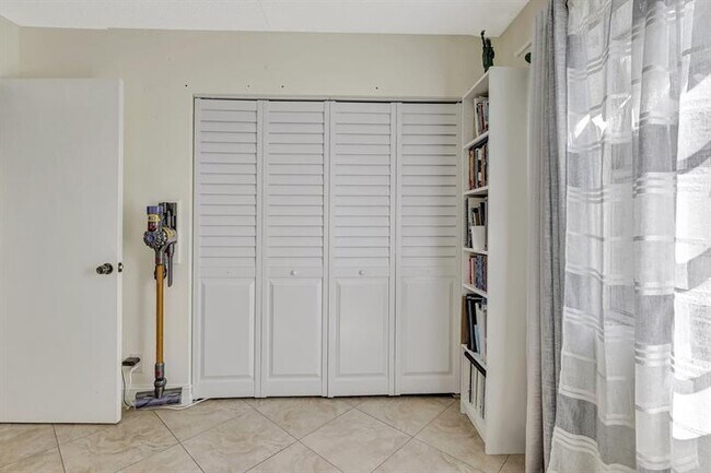 Building Photo - 9949 Twin Lakes Dr