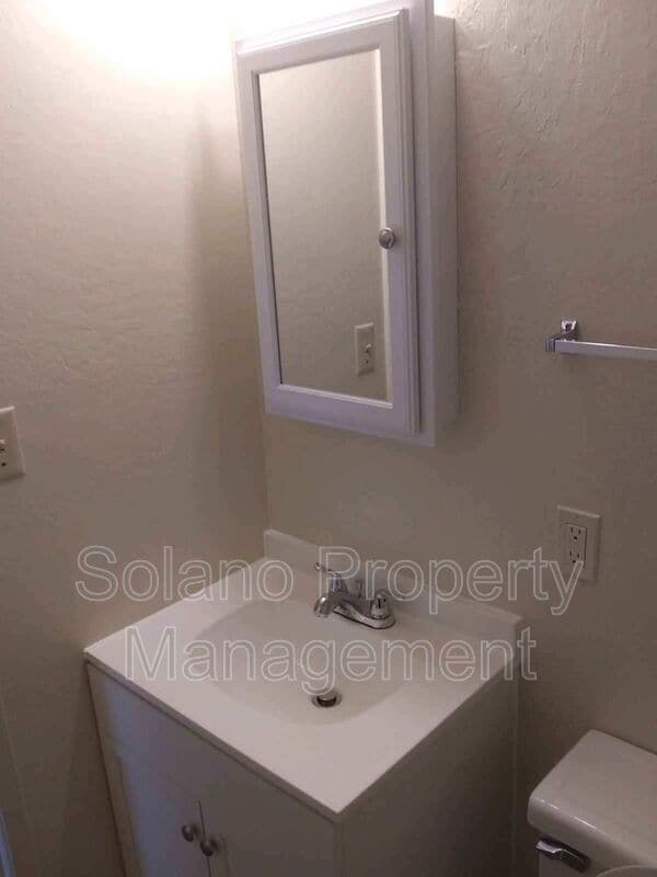 Building Photo - 1104 School St