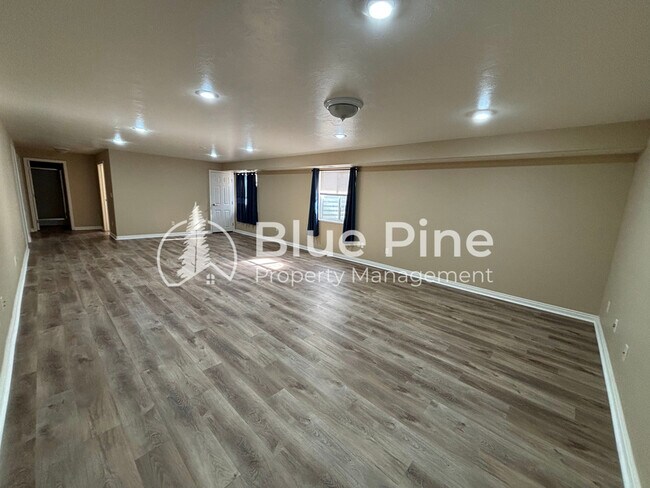 Building Photo - 3736 Ellendale Cir