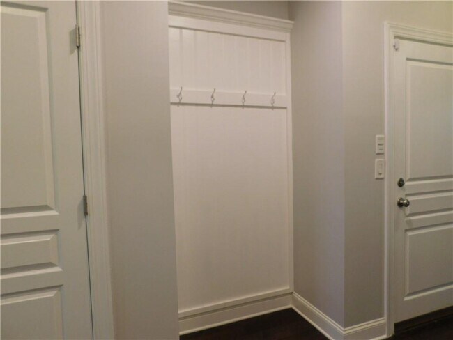Building Photo - 330 La Perla Dr