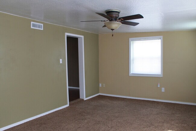 Building Photo - Move In Special!!!  $150 off 2nd month rent! Come take a look!