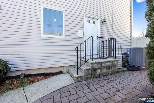 Building Photo - 260 Garibaldi Ave