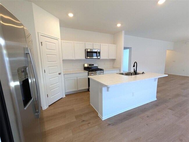 Building Photo - 3301 Little Creek Dr