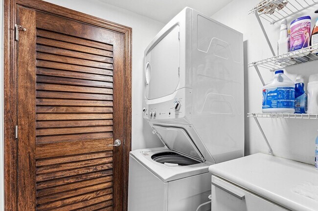 Building Photo - 2650 Lake Shore Dr