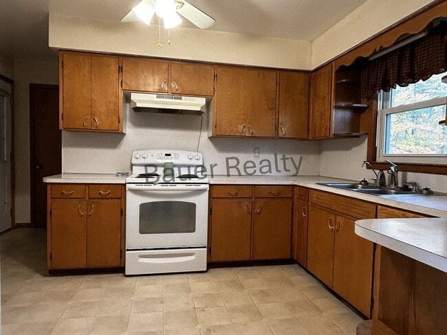 Building Photo - Three Bedroom, Crestview Local Schools