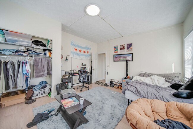 Building Photo - Massive Newly Renovated 11-Bedroom House o...