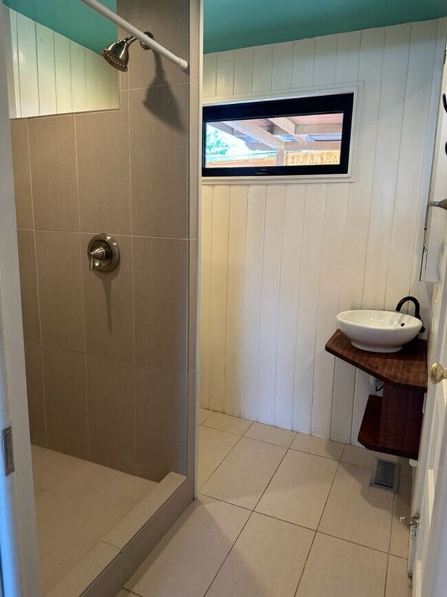 Building Photo - 1361 Santa Rosa Dr