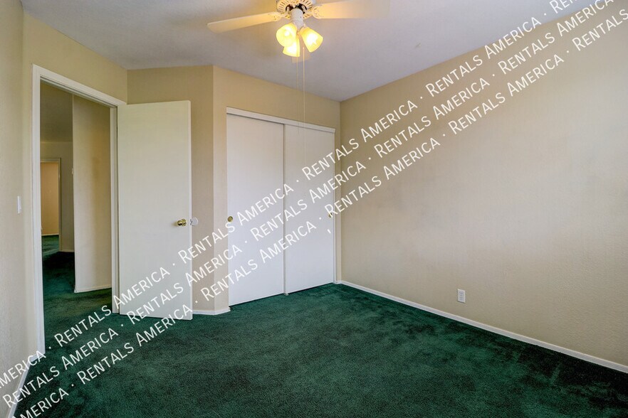 Building Photo - 2517 W Knox Rd