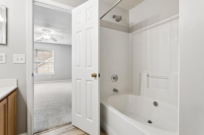 Building Photo - 3 BR 3 BA Townhouse