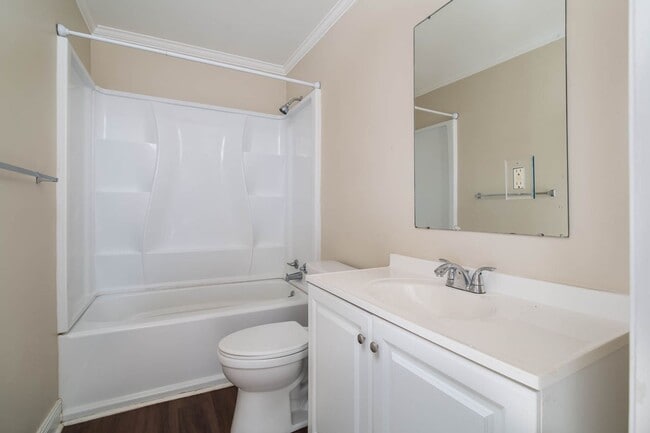 Building Photo - 2/1 Close to everything!!