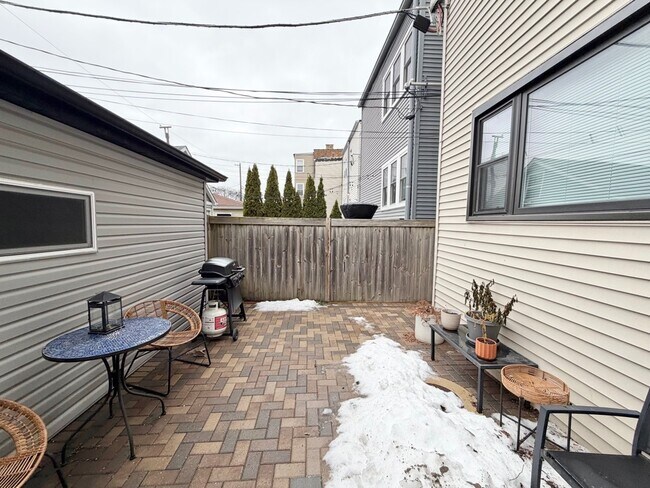 Building Photo - 4908 N Rockwell St