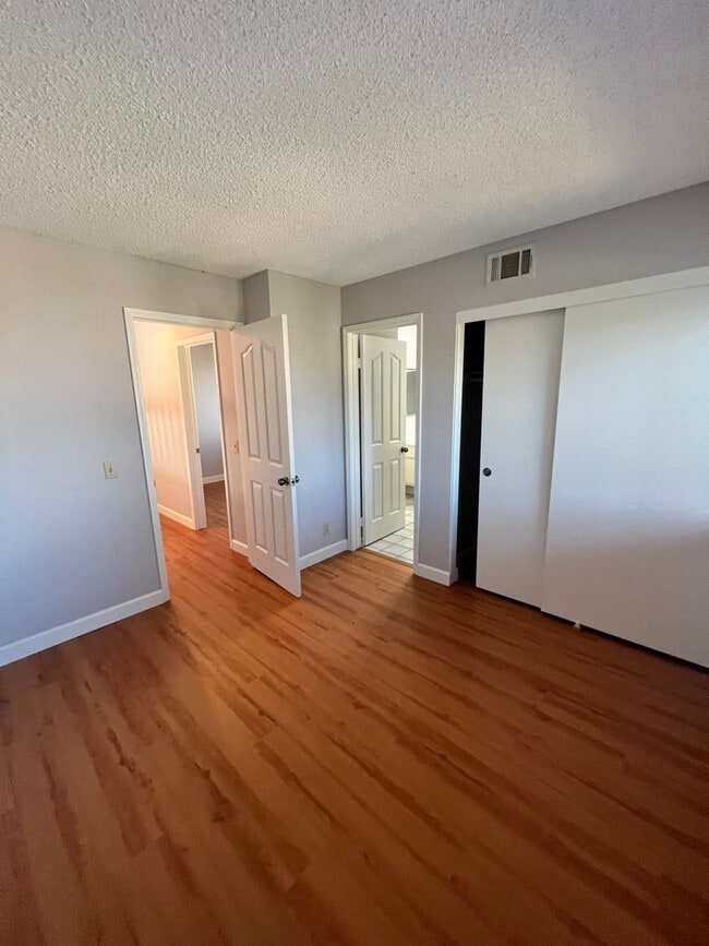 Building Photo - West Ventura - Gorgeous updated three bedroom, 2.5 bath home in Brock Hills