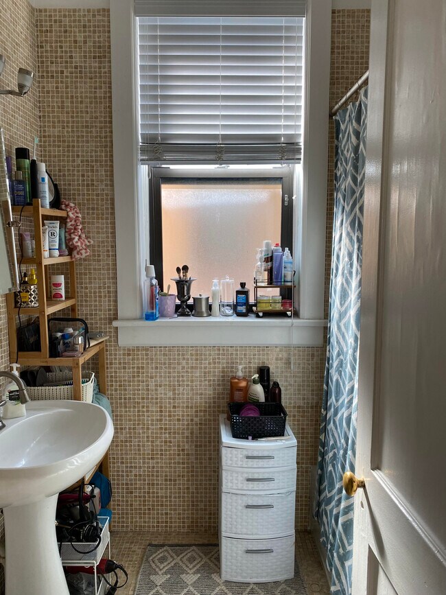 Building Photo - 1427 W Berwyn Ave