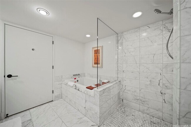 Building Photo - Luxury Fully Furnished Studio with Resort ...