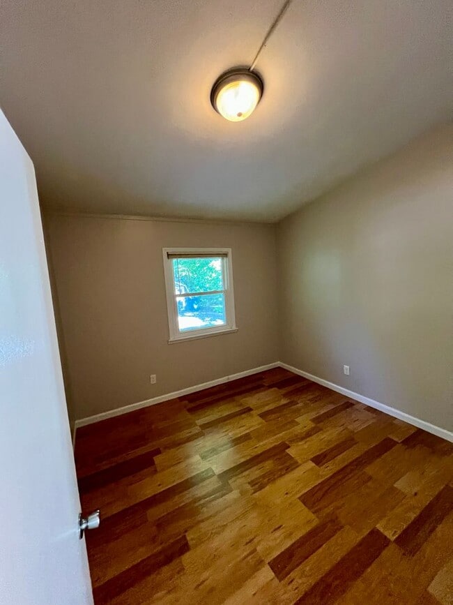 Building Photo - 3 Bedroom 1 Bathroom House for Rent