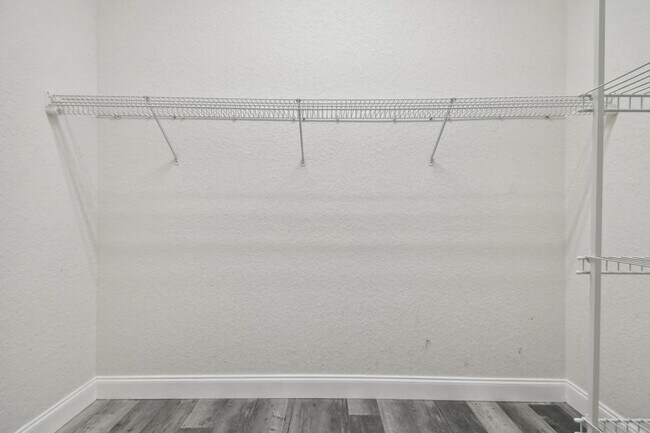 Building Photo - 6644 Country Club Rd