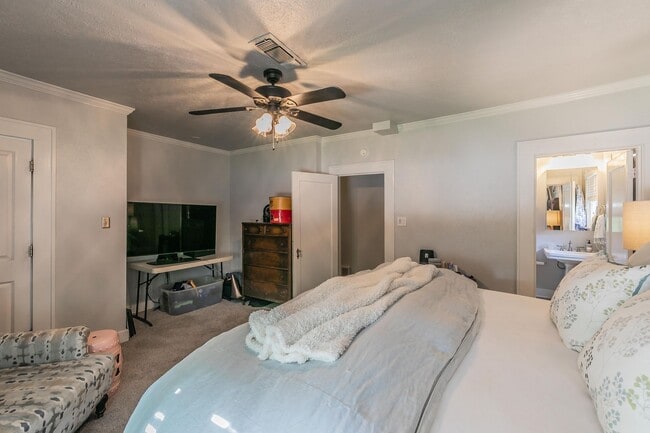 Building Photo - Charming Bungalow - Arlington Heights