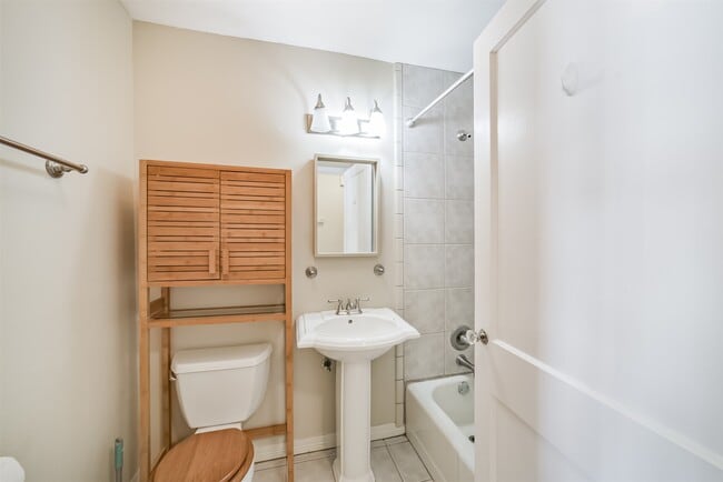 Building Photo - 2411 Wroxton Rd