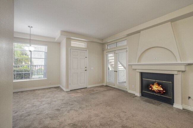Building Photo - 2Bed/2Bath End Unit in Gated Community~ Ra...