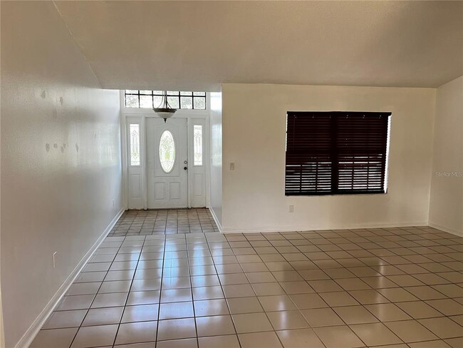 Building Photo - 304 Oak Ln Track