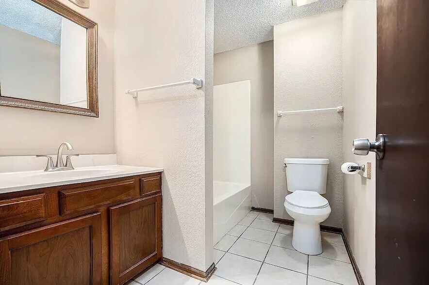 Building Photo - 200 NE Woods Chapel Rd