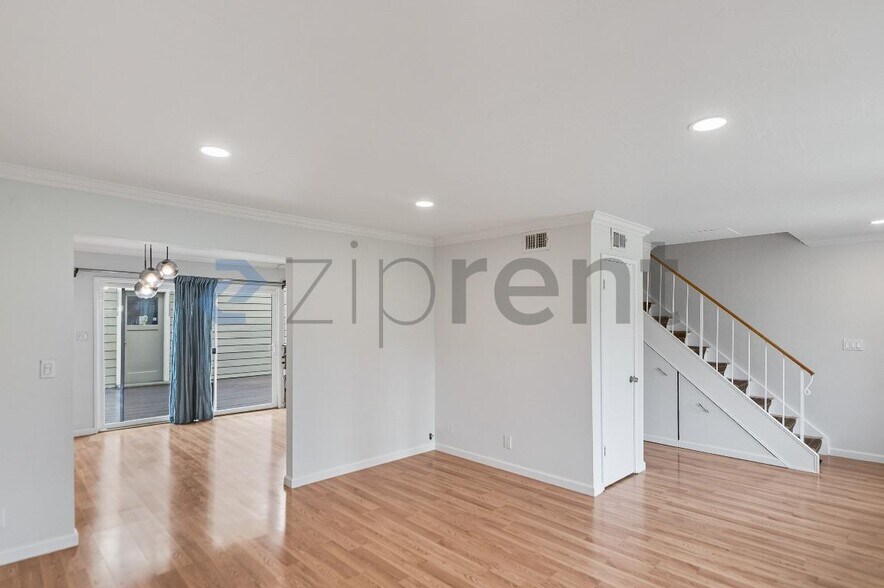 Building Photo - Unit
