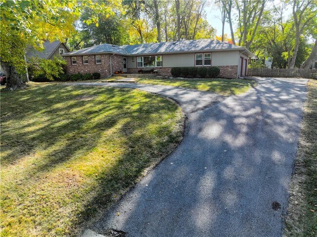 Large driveway - 7635 W 114th Ter