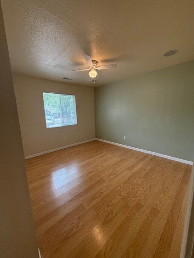 Building Photo - 2 Bedroom Home Contact Property Pros