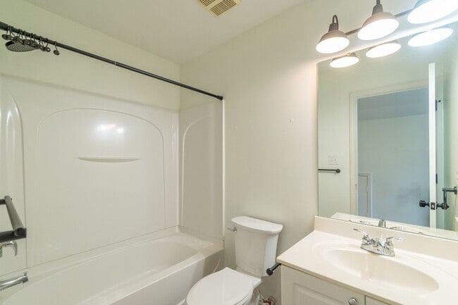 Building Photo - Charming End-Unit Townhome with Prime Loca...