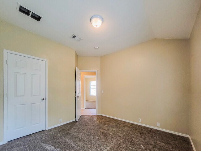 Building Photo - TOTALLY UPDATED & Spacious 4/2/2 in Fort Worth