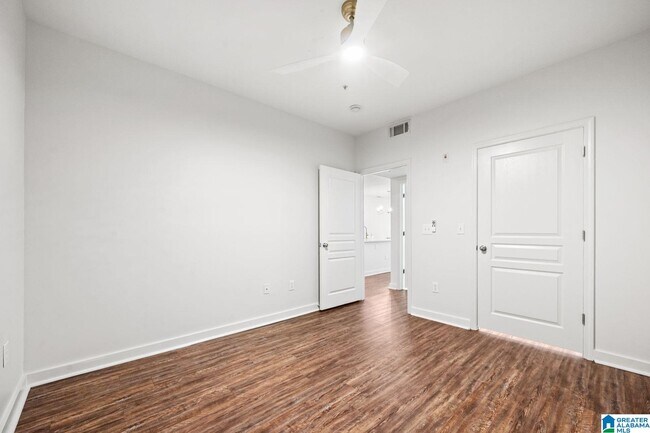 Building Photo - 401 20th St S