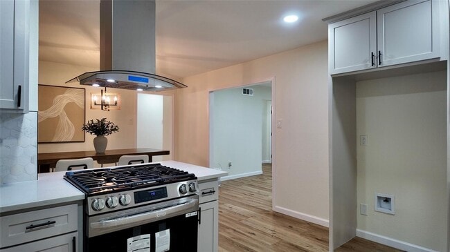 Building Photo - Beautiful Lochwood Gem
