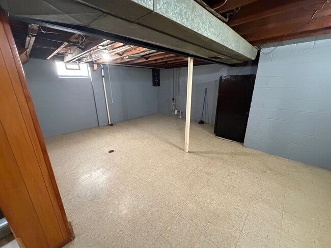 Building Photo - 3bd Bungalow w/basement