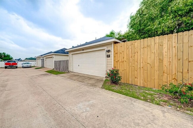 Building Photo - 20591 Sycamore Crest Ln