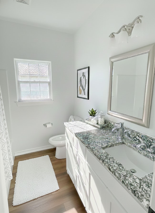 Building Photo - Comfortable 3/2 in Desired Neighborhood