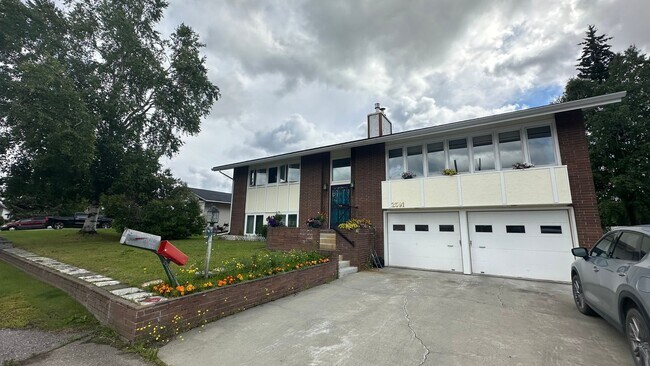 Building Photo - 2591 Riverview Dr