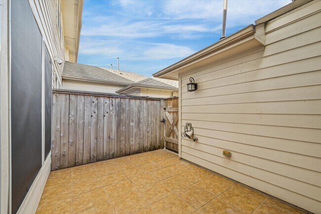 Building Photo - 9206 Sunlight Oak Ln