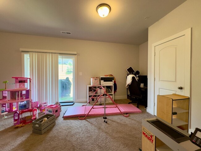 Building Photo - Charming 4 Bedroom/3.5 Bathroom in New WIn...