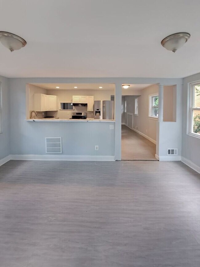 Building Photo - Mid-Century Modern SFH 3-Level, All Utilit...