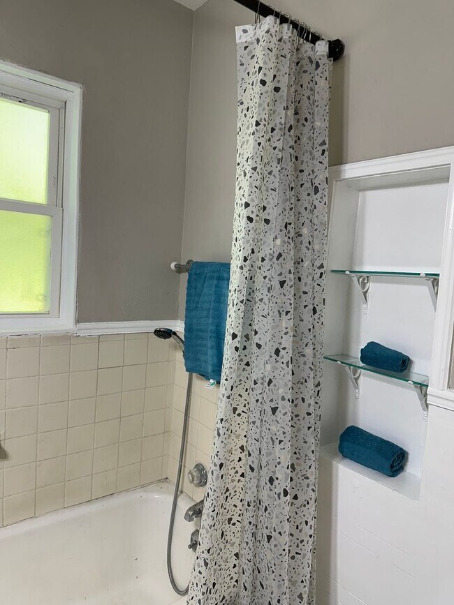 Building Photo - Beautiful House for Rent