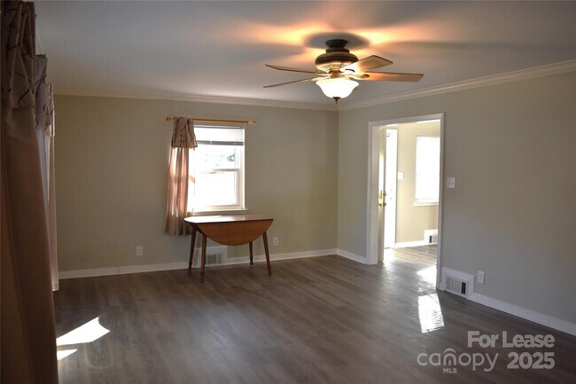 Building Photo - 320 W Stewart Ave