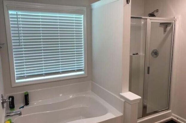Building Photo - 4Bed/2.5Bath 2729 sq ft home located in Burnside Farms
