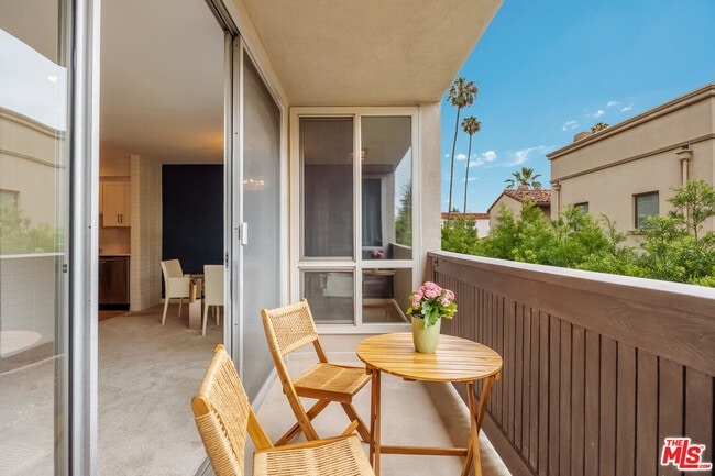 Building Photo - 809 S Bundy Dr