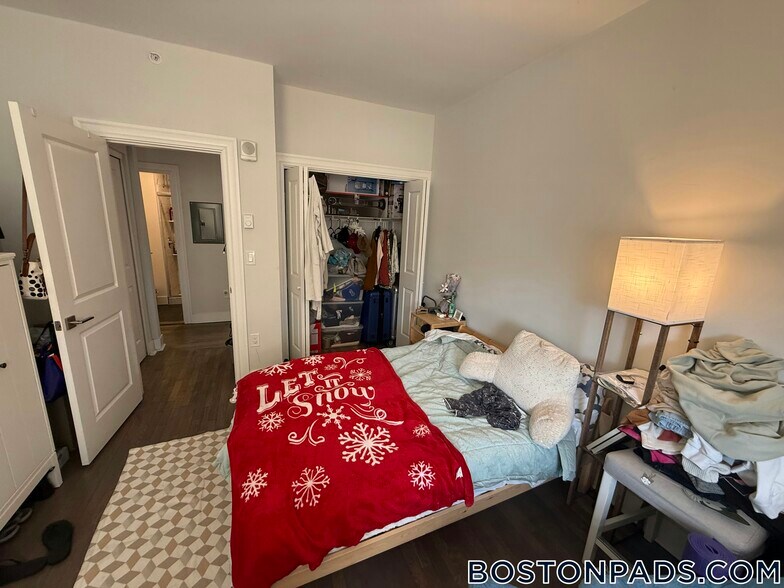 Building Photo - 81 Park Dr