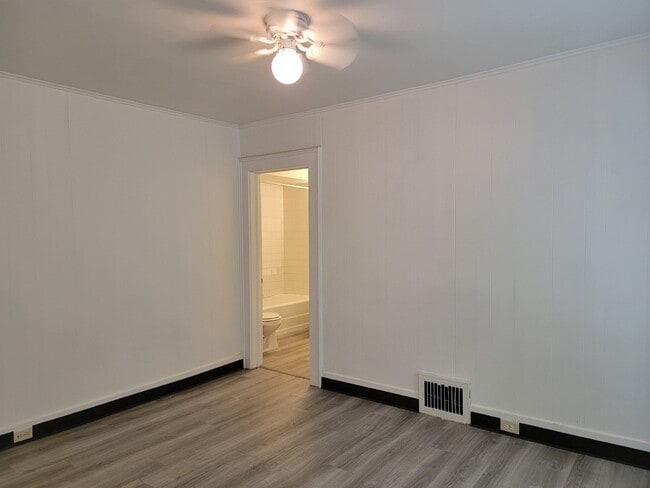 Building Photo - 564 Mt Vernon St