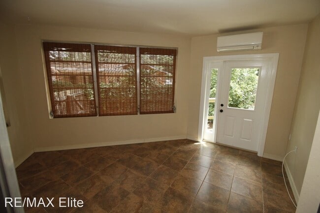 Building Photo - 3 br, 2 bath House - 2108 Oak St