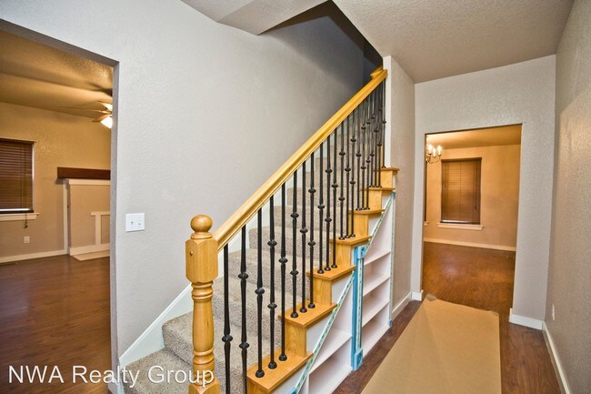 Building Photo - 3 br, 2 bath House - 700 E. Spruce Street