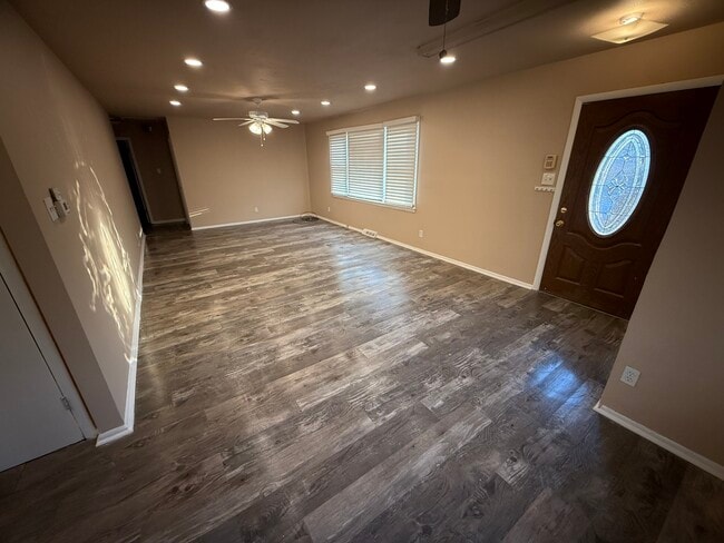 Building Photo - 722 W Park Ave