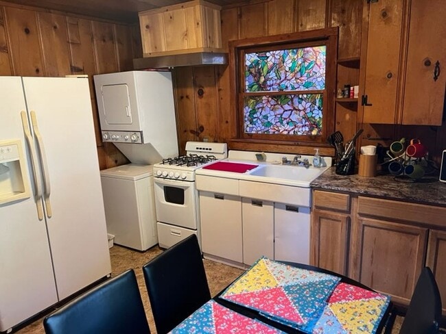 Building Photo - Seasonal Furnished rental sleeps 4
