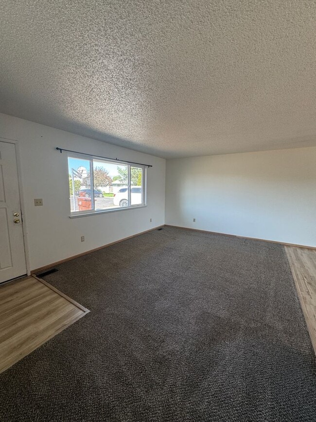 Building Photo - 6808 Clinton Way